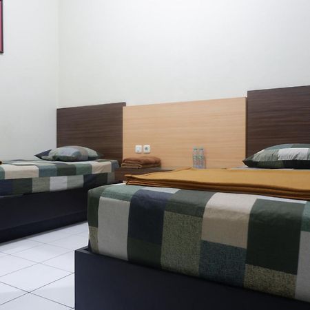 Hotel Taman Indah Мадиун Экстерьер фото