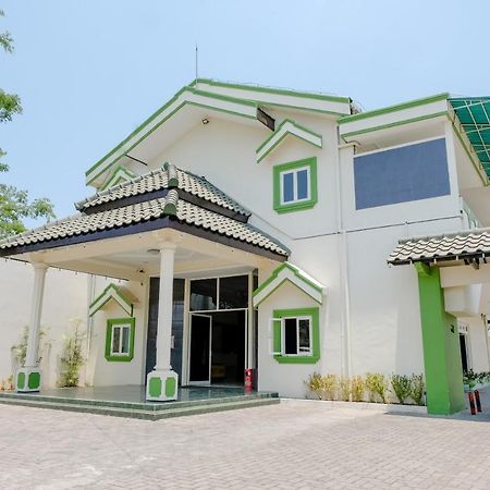 Hotel Taman Indah Мадиун Экстерьер фото