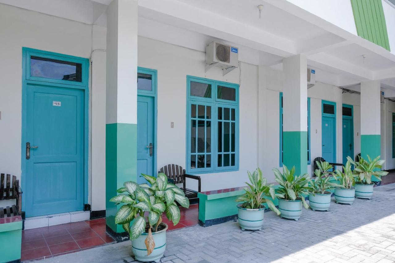 Hotel Taman Indah Мадиун Экстерьер фото