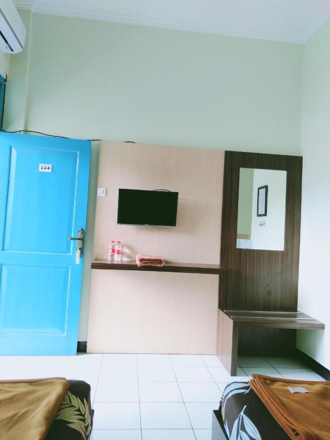Hotel Taman Indah Мадиун Экстерьер фото