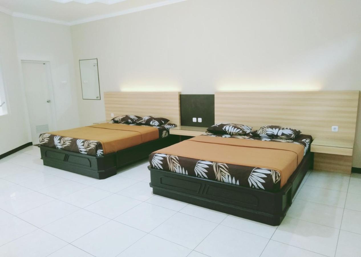 Hotel Taman Indah Мадиун Экстерьер фото