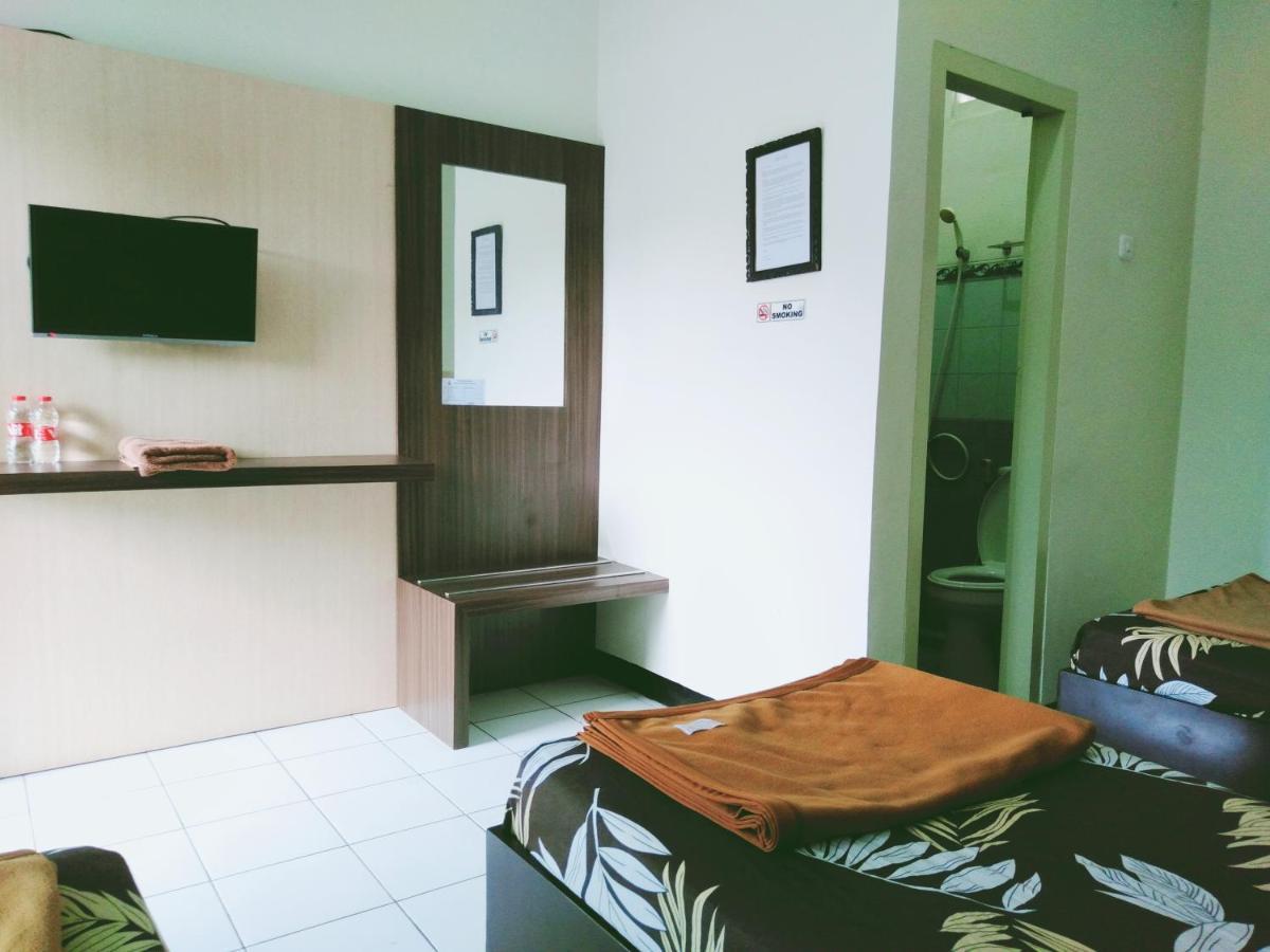 Hotel Taman Indah Мадиун Экстерьер фото