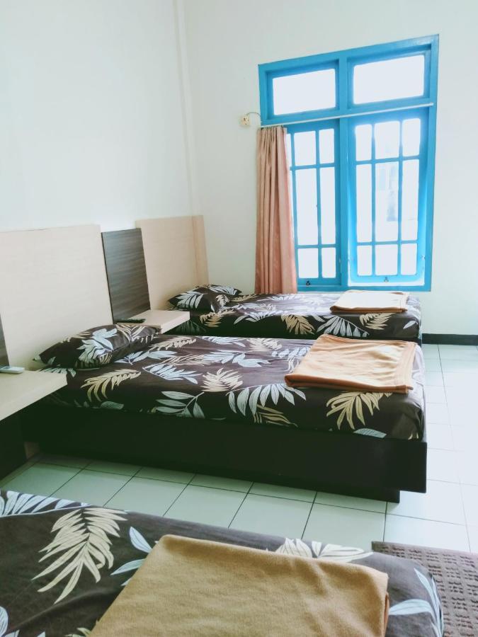 Hotel Taman Indah Мадиун Экстерьер фото