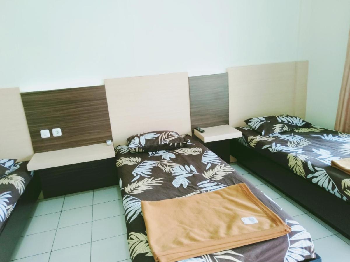 Hotel Taman Indah Мадиун Экстерьер фото