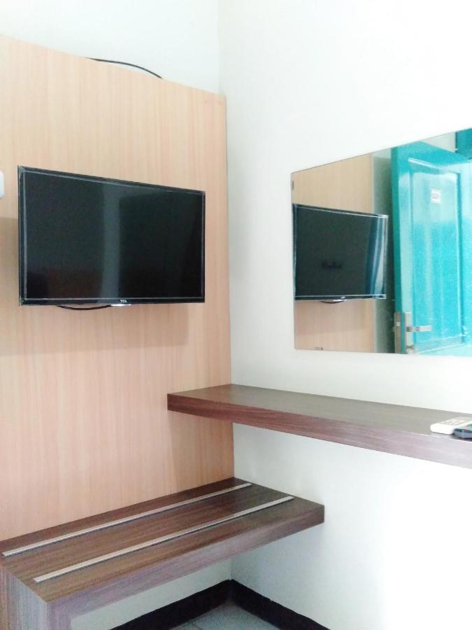 Hotel Taman Indah Мадиун Экстерьер фото