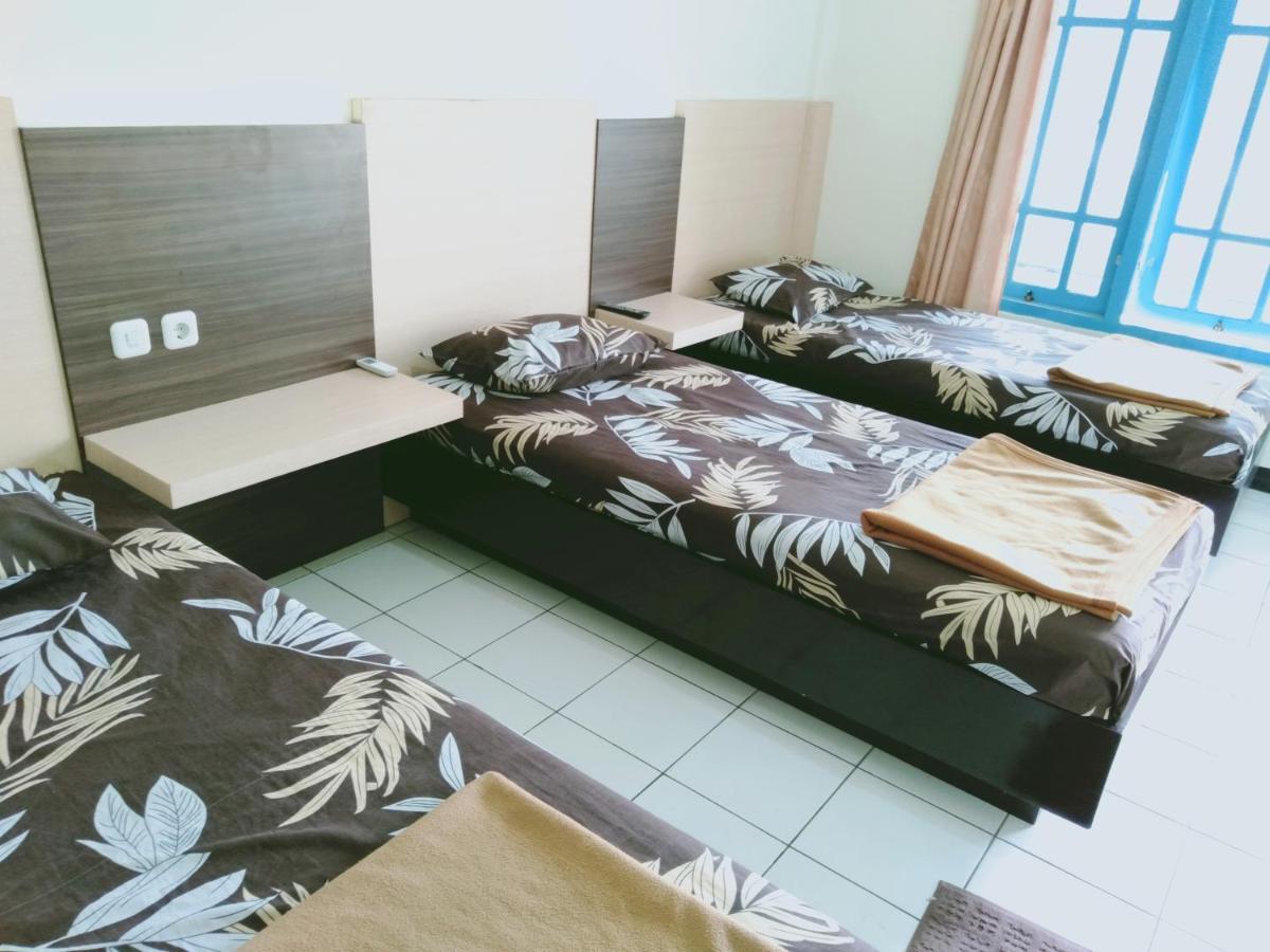 Hotel Taman Indah Мадиун Экстерьер фото