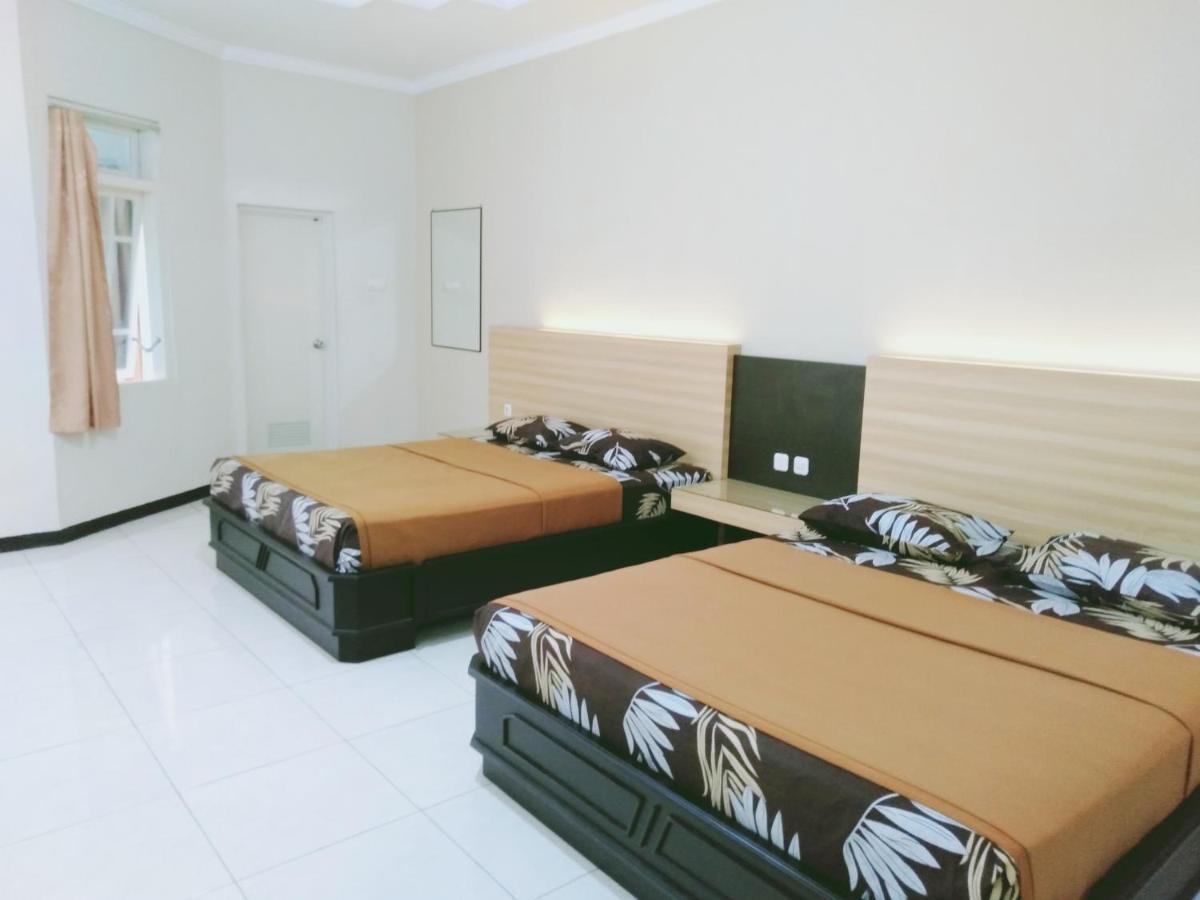 Hotel Taman Indah Мадиун Экстерьер фото