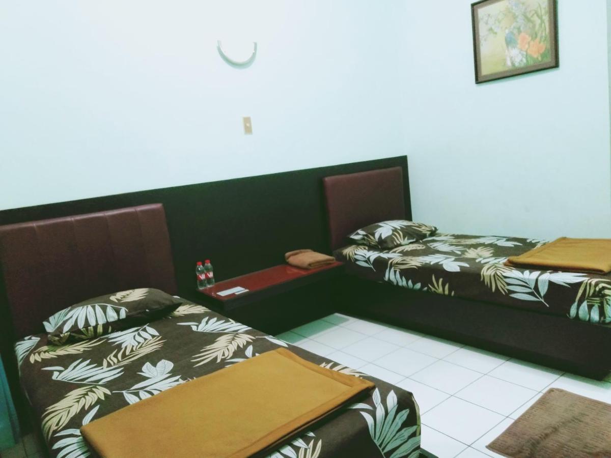 Hotel Taman Indah Мадиун Экстерьер фото
