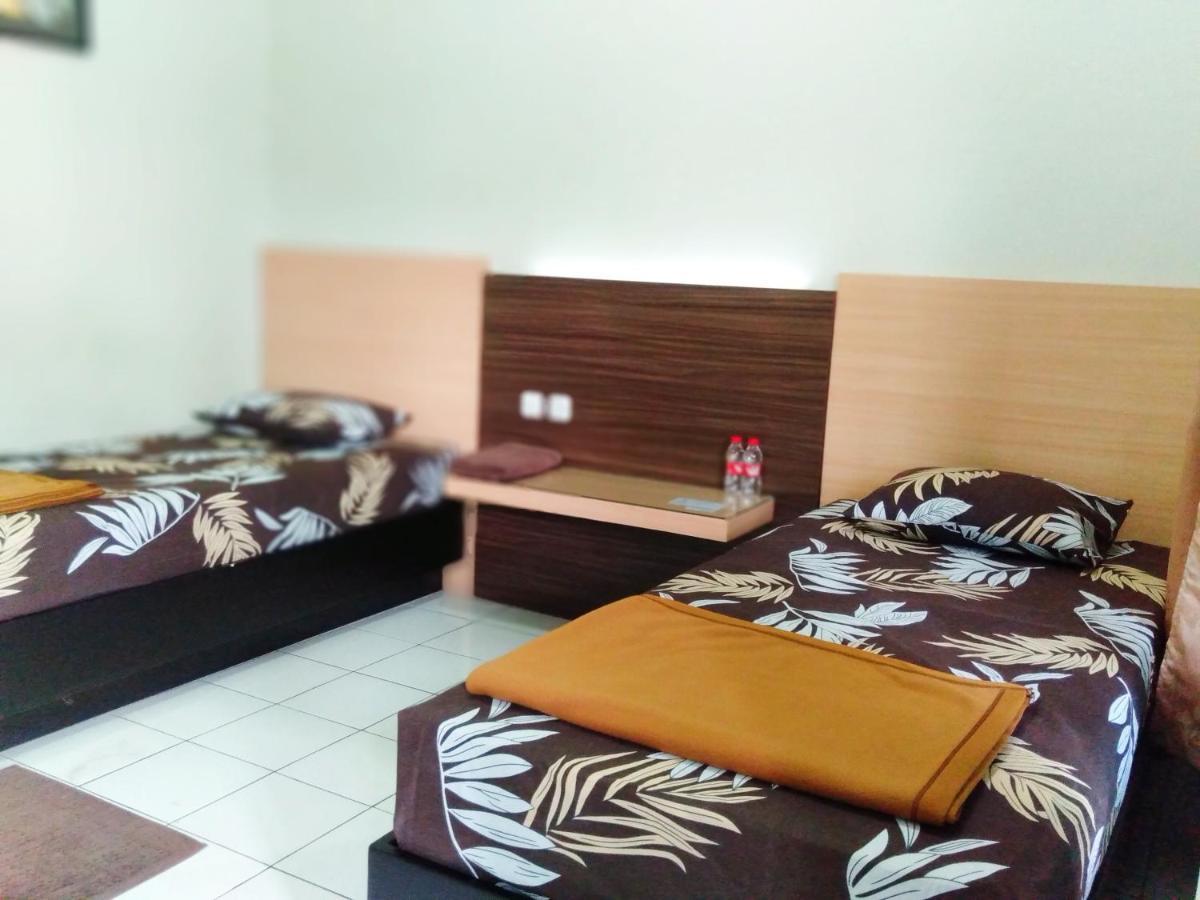 Hotel Taman Indah Мадиун Экстерьер фото