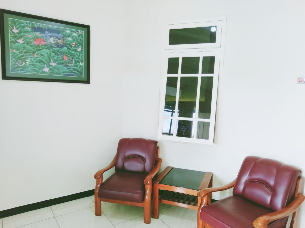 Hotel Taman Indah Мадиун Экстерьер фото
