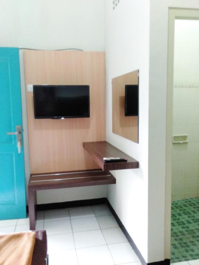 Hotel Taman Indah Мадиун Экстерьер фото