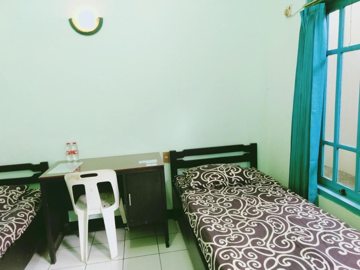 Hotel Taman Indah Мадиун Экстерьер фото