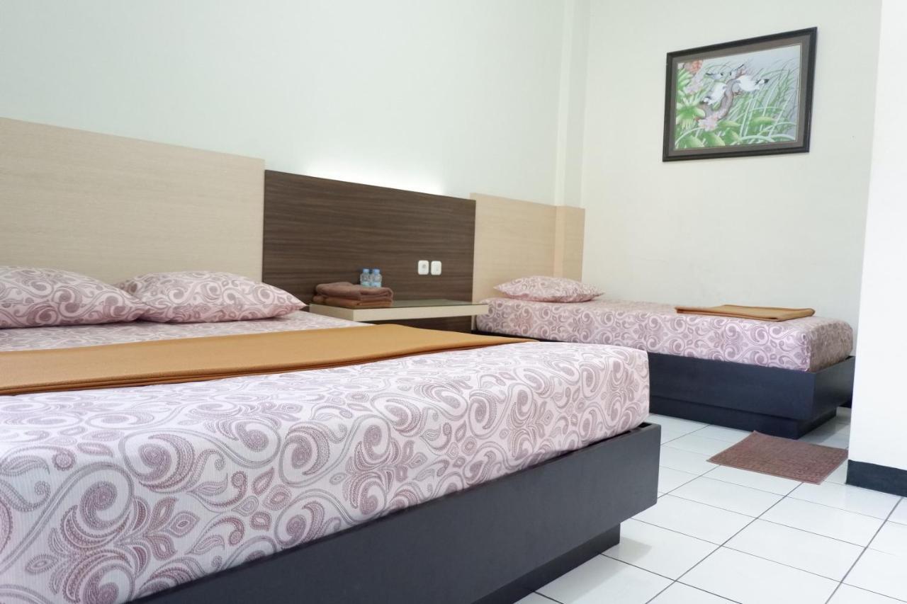 Hotel Taman Indah Мадиун Экстерьер фото