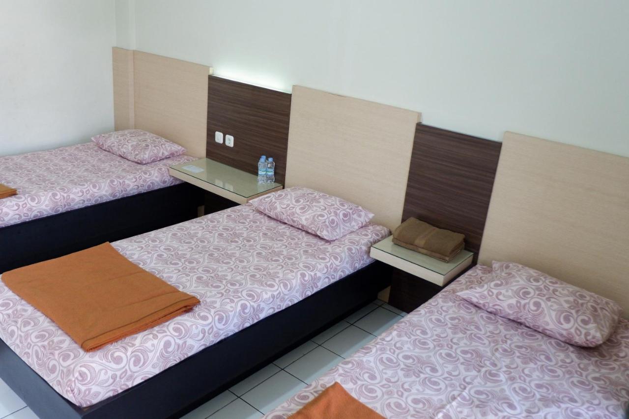 Hotel Taman Indah Мадиун Экстерьер фото