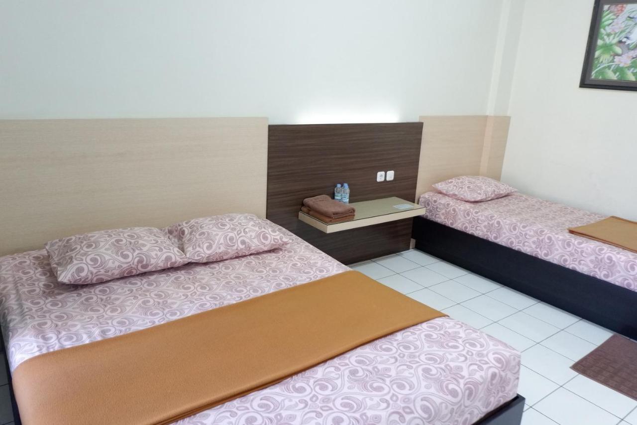 Hotel Taman Indah Мадиун Экстерьер фото
