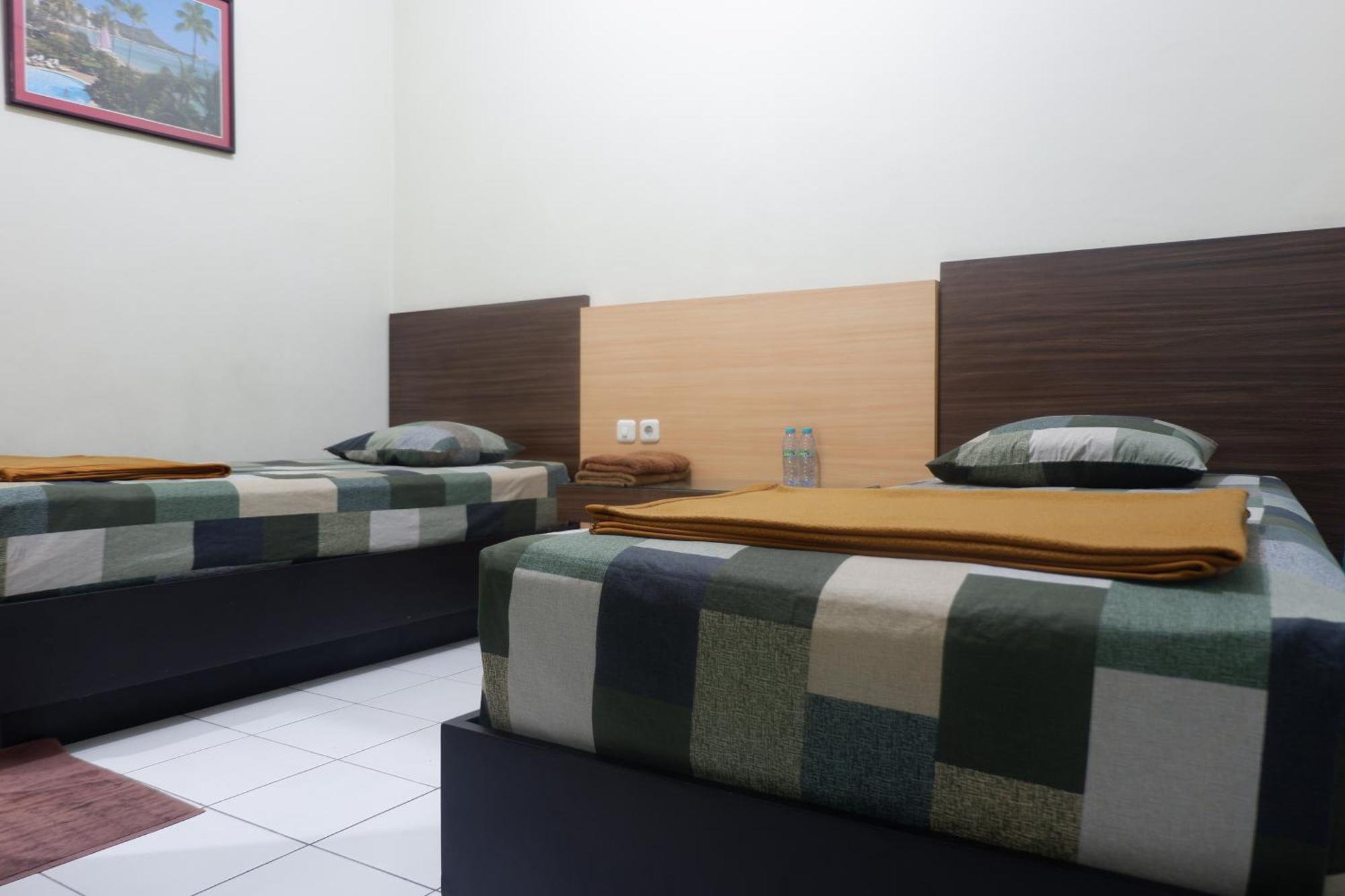 Hotel Taman Indah Мадиун Экстерьер фото