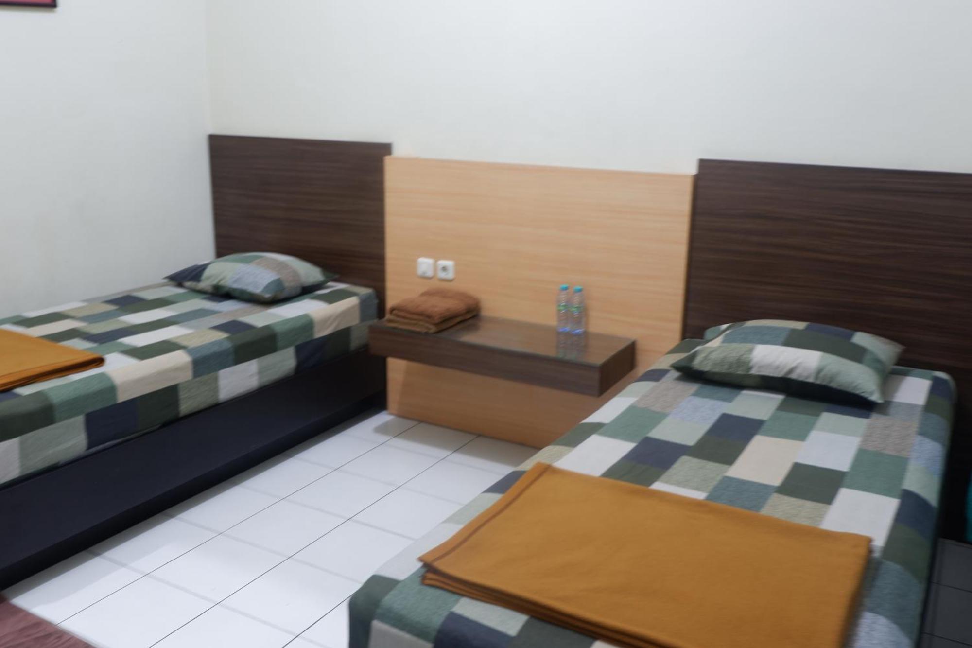 Hotel Taman Indah Мадиун Экстерьер фото