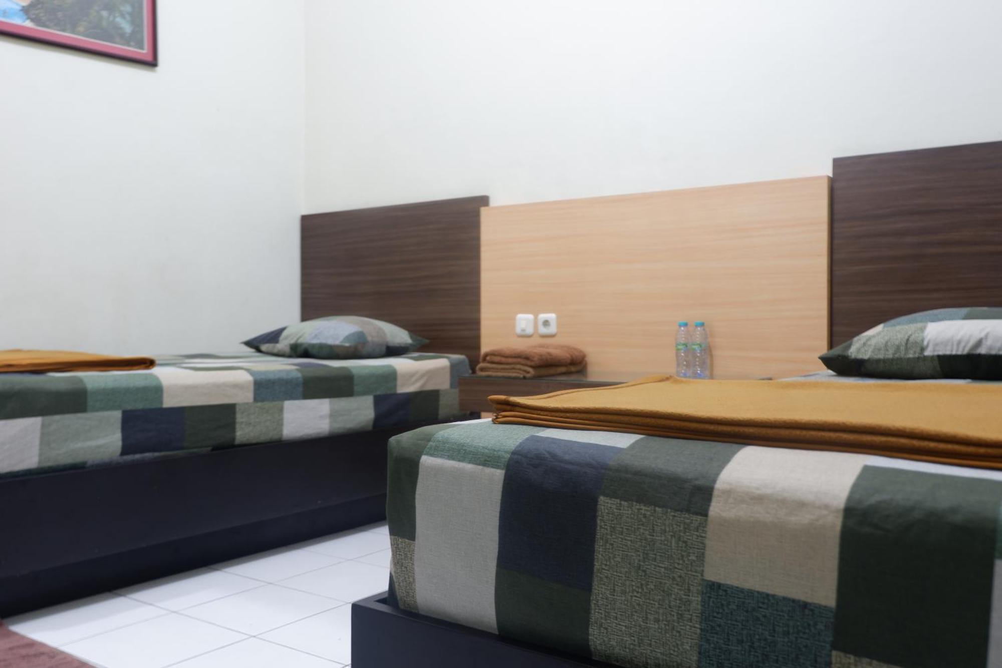 Hotel Taman Indah Мадиун Экстерьер фото
