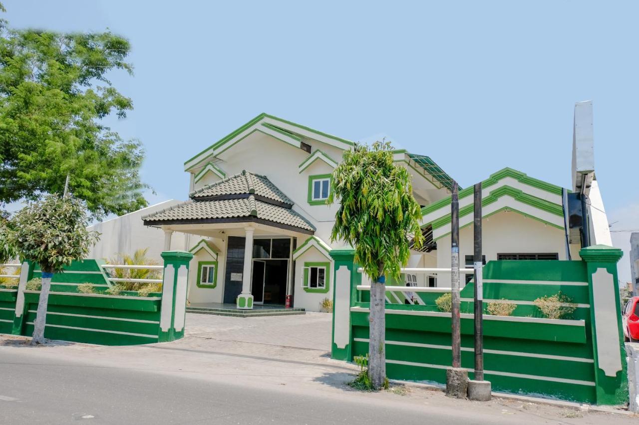 Hotel Taman Indah Мадиун Экстерьер фото