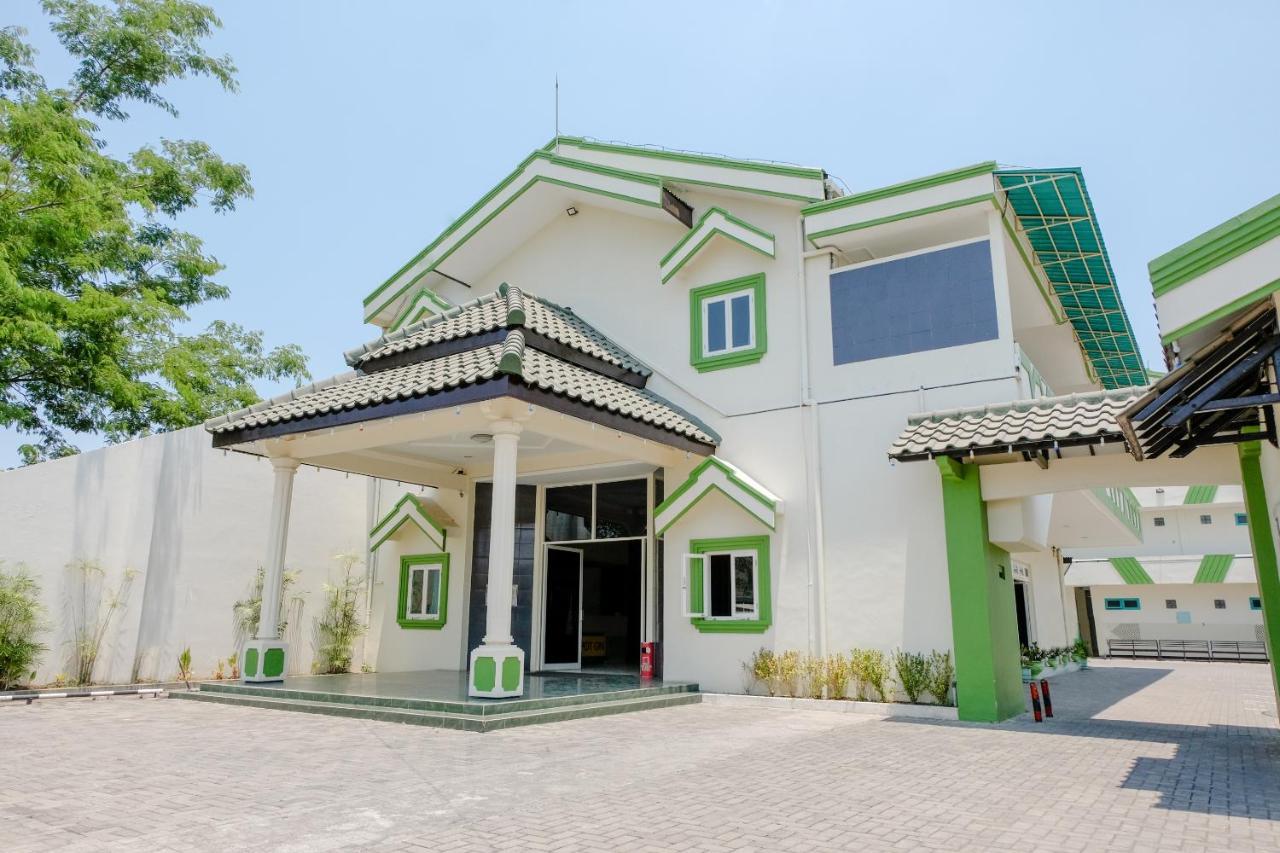Hotel Taman Indah Мадиун Экстерьер фото