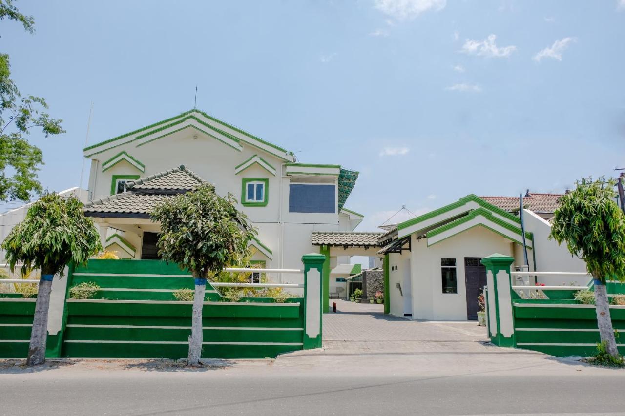 Hotel Taman Indah Мадиун Экстерьер фото
