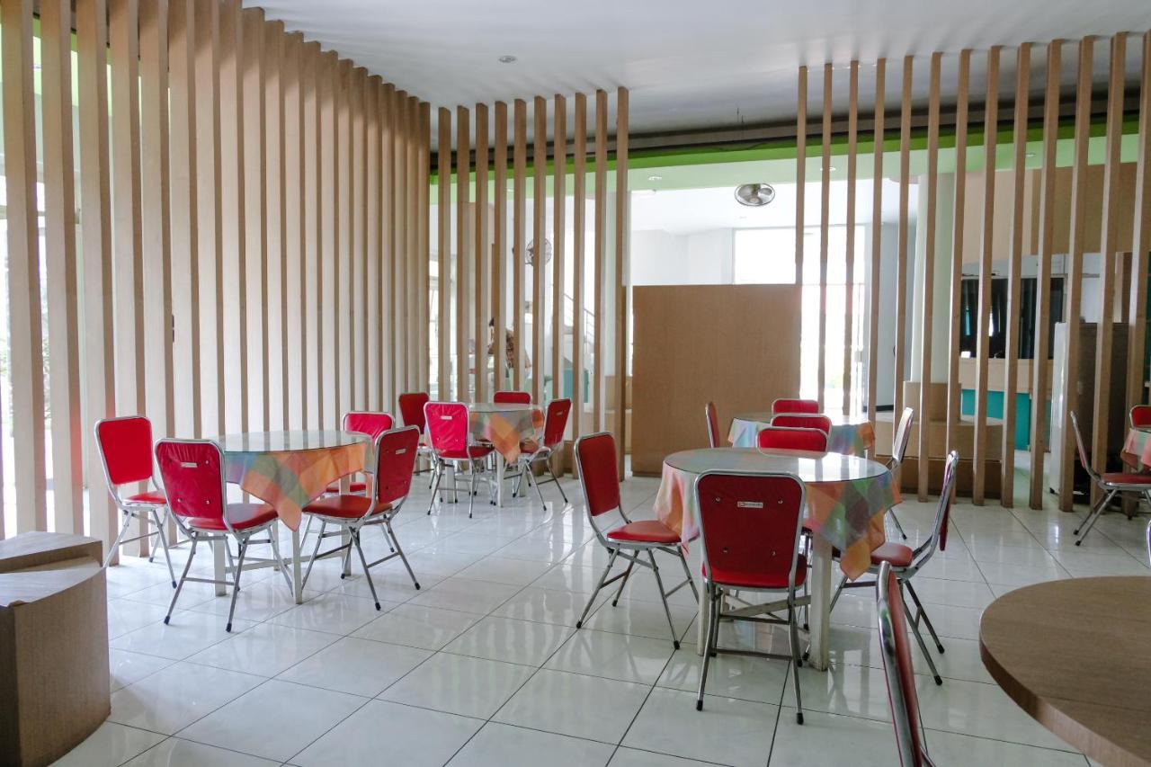 Hotel Taman Indah Мадиун Экстерьер фото